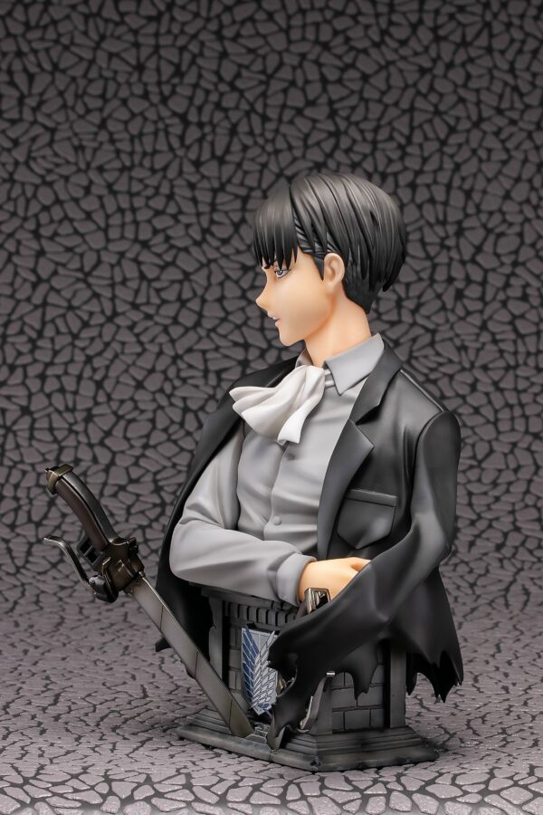 Estatua Attack on Titan Levi Up Figure Color 25 cm