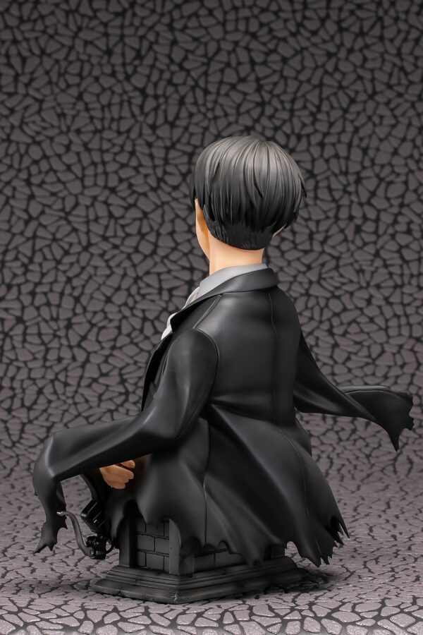 Estatua Attack on Titan Levi Up Figure Color 25 cm