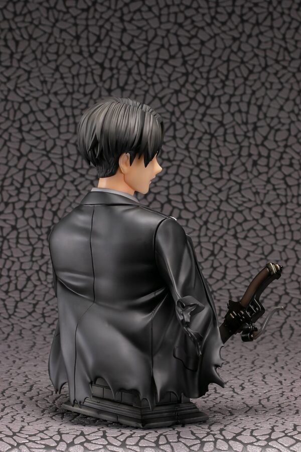 Estatua Attack on Titan Levi Up Figure Color 25 cm