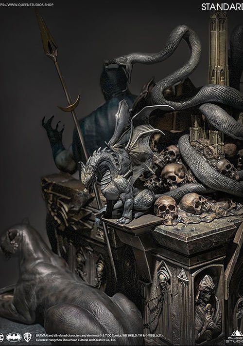 Descubre el apasionante mundo de Estatua Batman on Throne DC Comics.