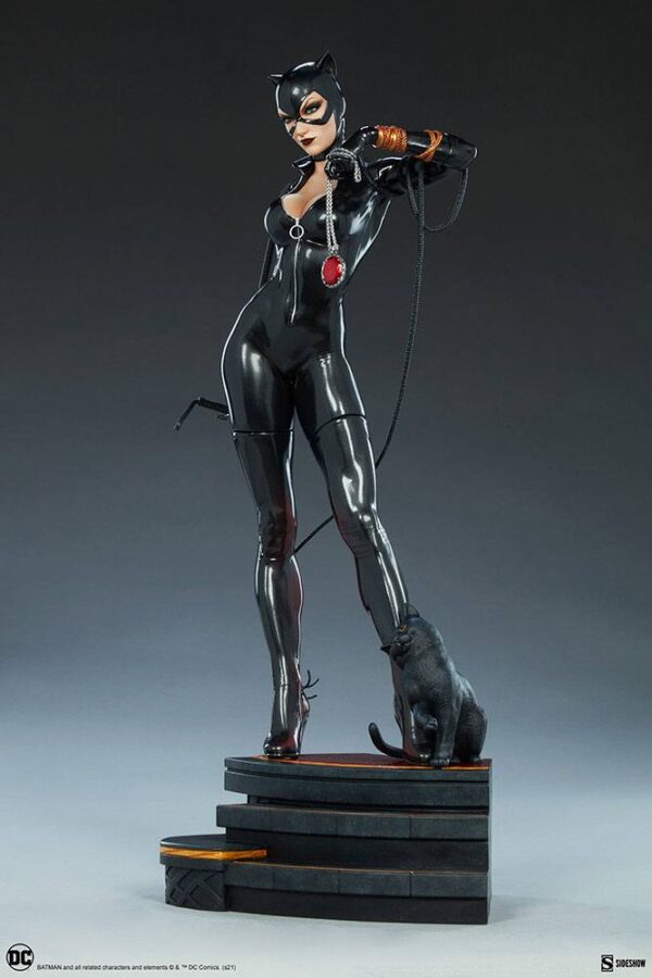 Descubre el apasionante mundo de Estatua Premium Format Catwoman.