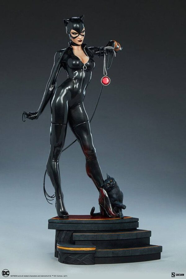 Descubre el apasionante mundo de Estatua Premium Format Catwoman.