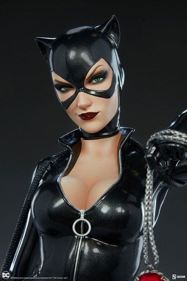 Descubre el apasionante mundo de Estatua Premium Format Catwoman.