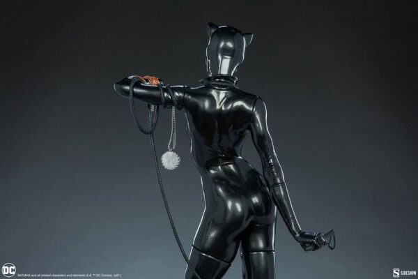 Descubre el apasionante mundo de Estatua Premium Format Catwoman.
