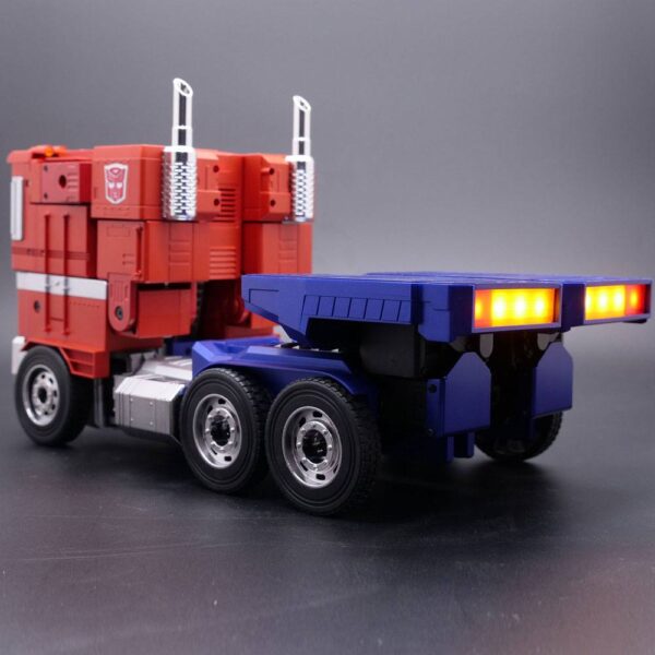 Robot auto-transformable Optimus Prime