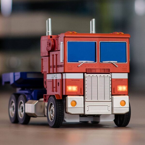 Robot auto-transformable Optimus Prime