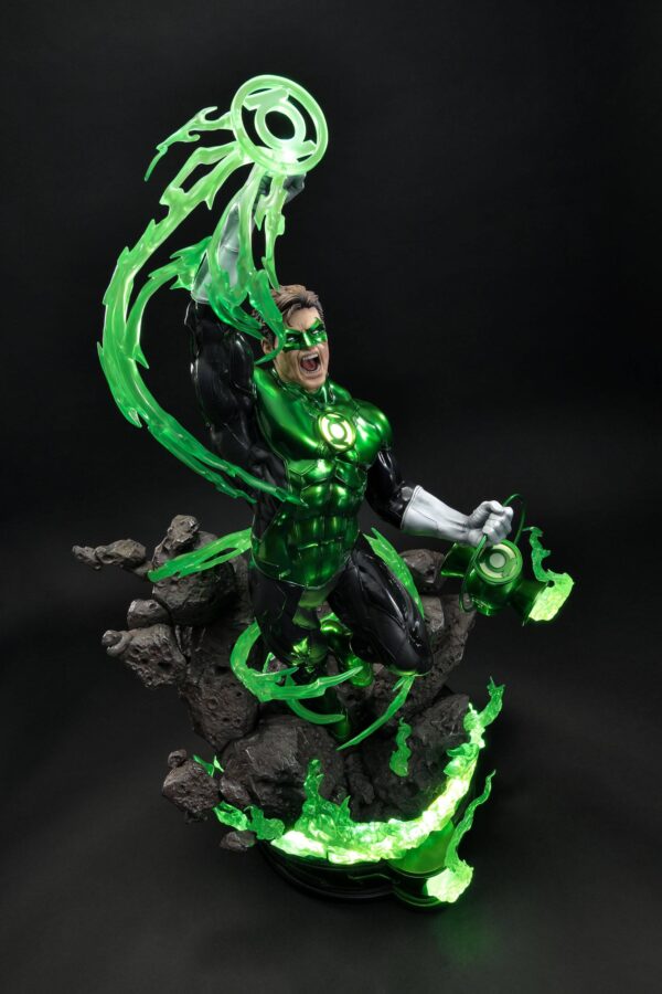 Descubre el apasionante mundo de Estatua Green Lantern Hal Jordan Deluxe.