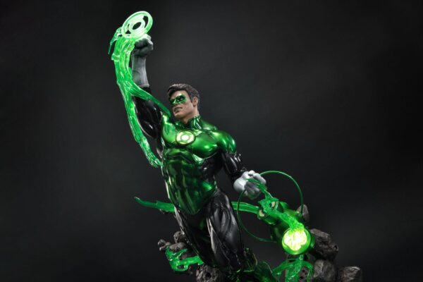 Descubre el apasionante mundo de Estatua Green Lantern Hal Jordan Deluxe.