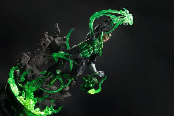 Descubre el apasionante mundo de Estatua Green Lantern Hal Jordan Deluxe.