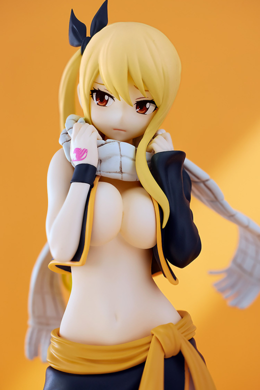 Descubre el apasionante mundo de Figura Lucy Heartfilia Traje de Natsu FAIRY TAIL.