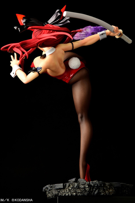 Descubre el apasionante mundo de Figura Erza Scarlet Patada Alta Versión Crimson Rabbit.