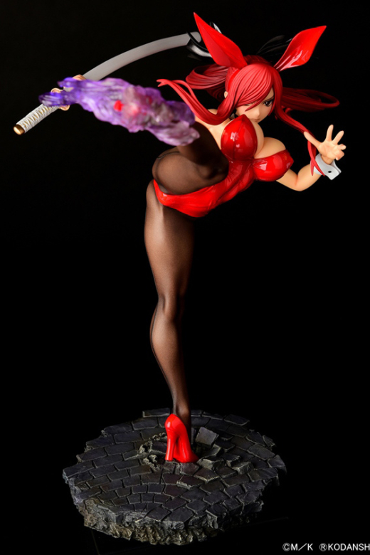 Descubre el apasionante mundo de Figura Erza Scarlet Patada Alta Versión Crimson Rabbit.