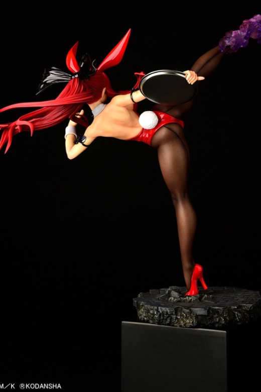 Descubre el apasionante mundo de Figura Erza Scarlet Patada Alta Versión Crimson Rabbit.