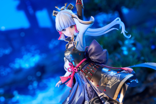 Descubre el apasionante mundo de Figura Genshin Impact Kamisato Ayaka Versión Resplandor Perfecto.