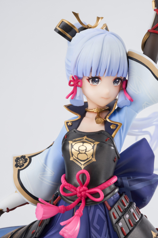 Descubre el apasionante mundo de Figura Genshin Impact Kamisato Ayaka Versión Resplandor Perfecto.