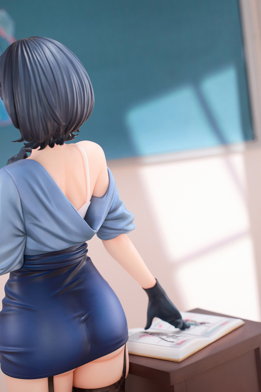 Descubre el apasionante mundo de Figura Art Teacher Rumi Desnudándose Original Character.