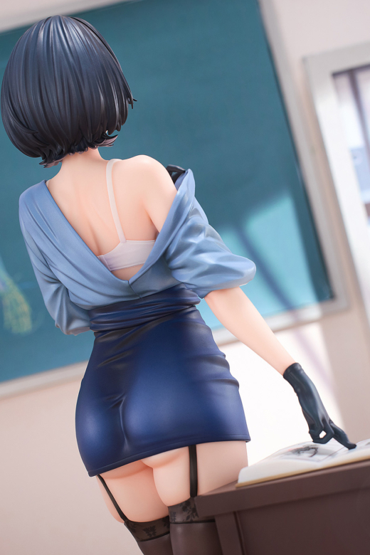 Descubre el apasionante mundo de Figura Art Teacher Rumi Desnudándose Original Character.