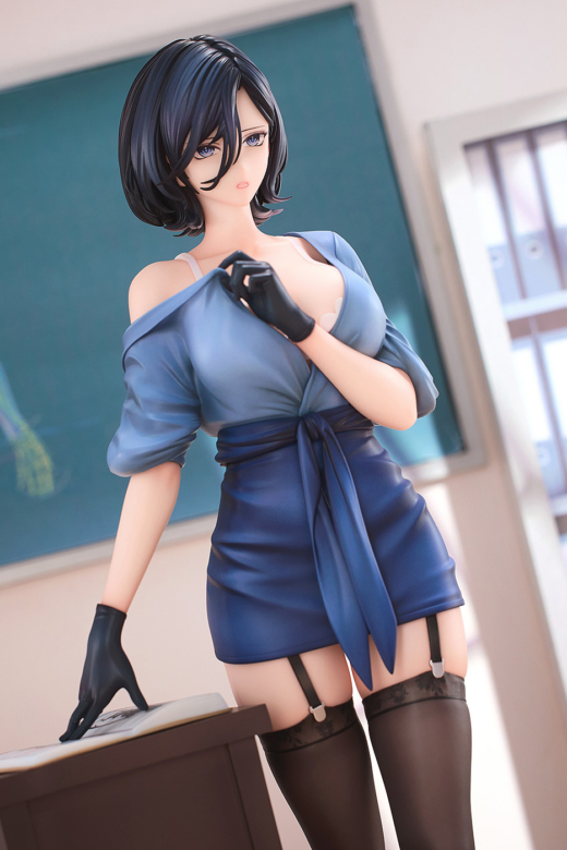 Descubre el apasionante mundo de Figura Art Teacher Rumi Desnudándose Original Character.
