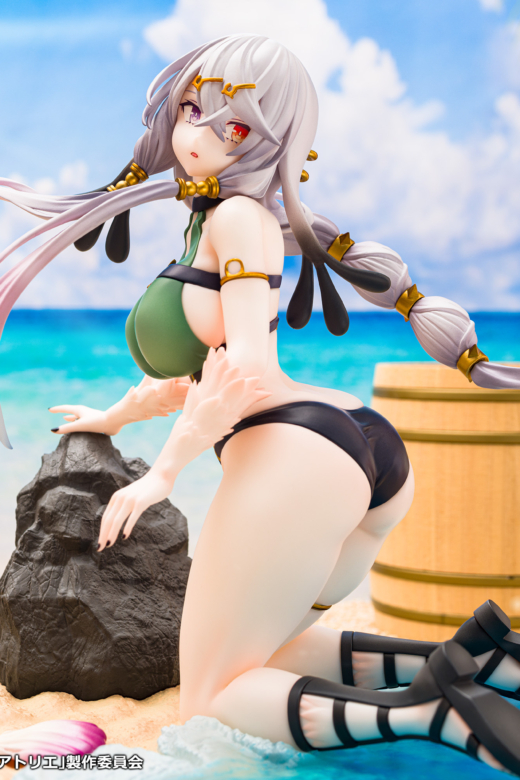 Descubre el apasionante mundo de Figura Lila Decyrus Versión Traje de Baño.