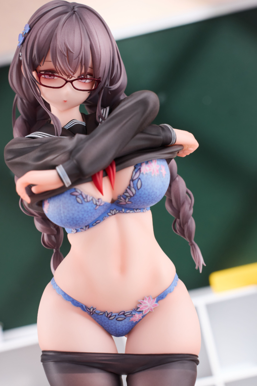 Descubre el apasionante mundo de Figura Chica con Gafas que No Quiere Hacer Educación Física.